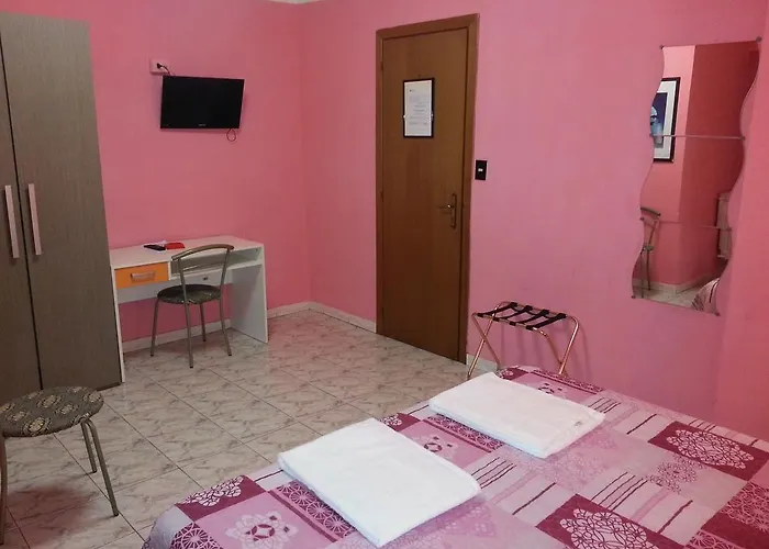 Otel Roxena House *